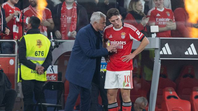 José Mourinho, treinador do Benfica, dá indidações ao médio Sudakov - Foto Imago