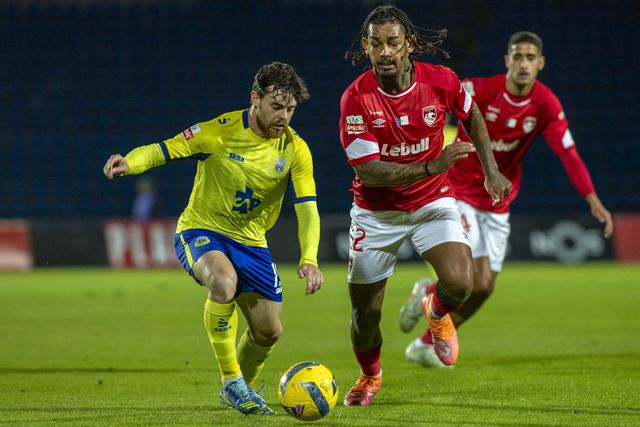 MT e Trezza disputam a bola. Foto: EDUARDO COSTA/LUSA