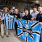 Luís Castro com os adeptos do Grêmio na chegada a Porto Alegre - Foto: Grêmio/Pedro Tesch