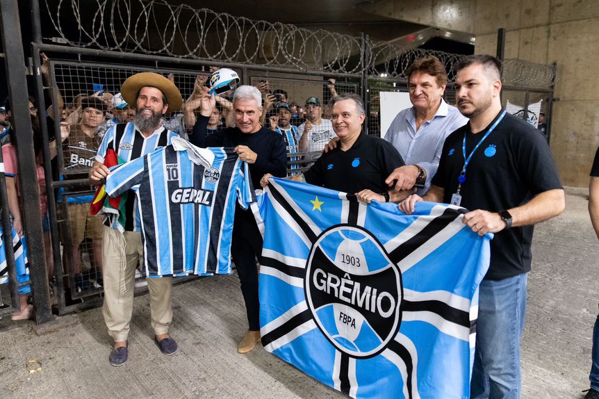 Luís Castro com os adeptos do Grêmio na chegada a Porto Alegre - Foto: Grêmio/Pedro Tesch