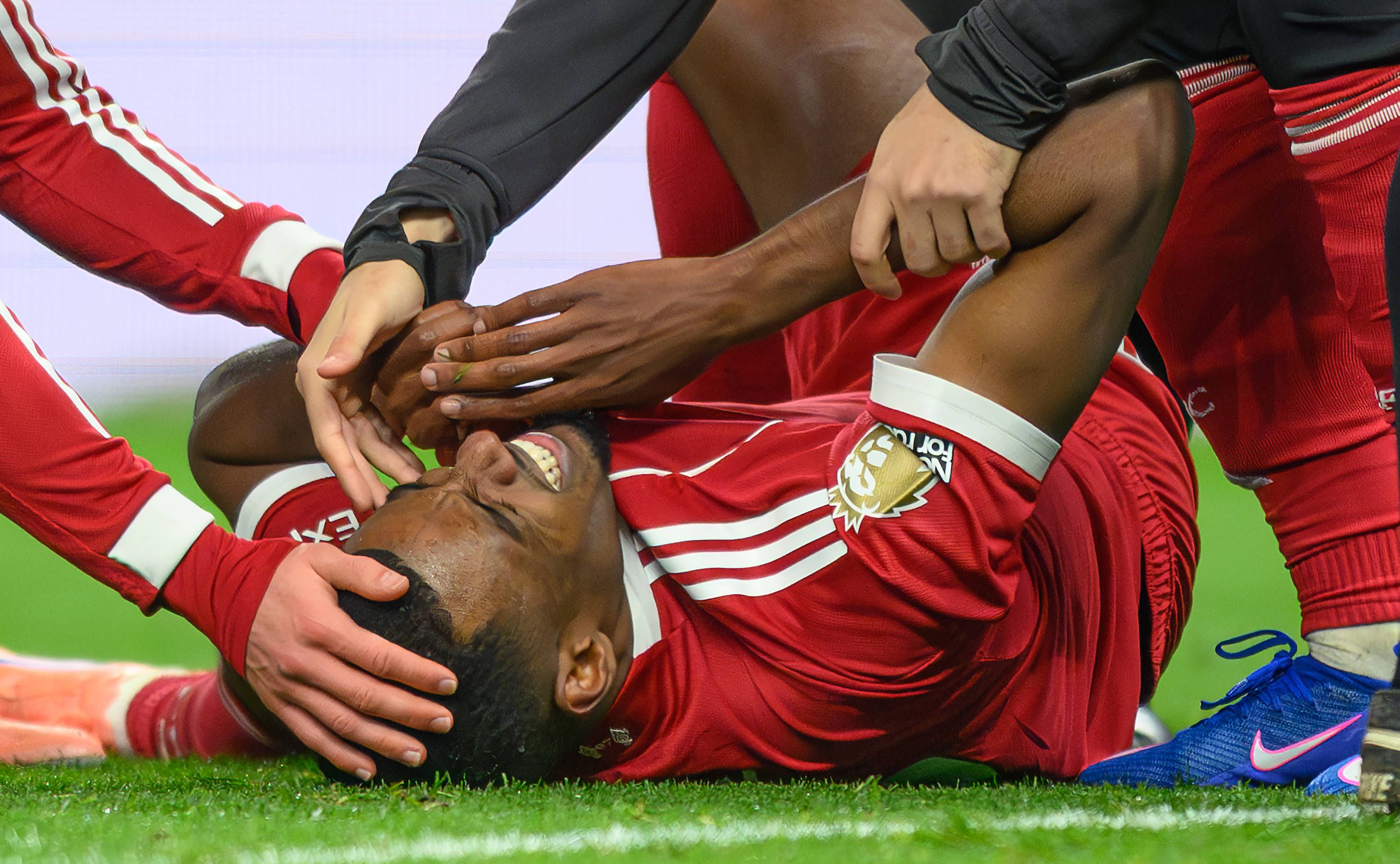 Alexander Isak deve regressar aos relvados em março, após fraturar o perónio em dezembro num jogo com o Tottenham. Mas o ritmo que apresentar é que ditará se pode ir ao Mundial (a Suécia também está no ‘play-off’ de acesso à prova) (IMAGO)