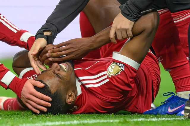 Isak saiu de campo com muitas dores (IMAGO)