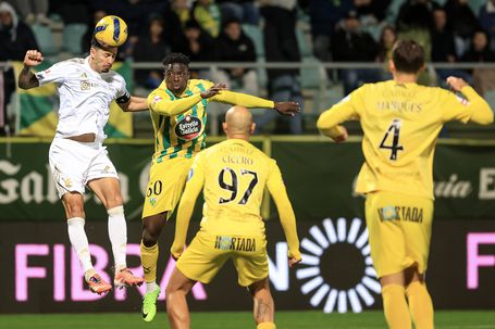 Está intenso o duelo entre Tondela e Casa Pia - Foto: José Coelho/LUSA