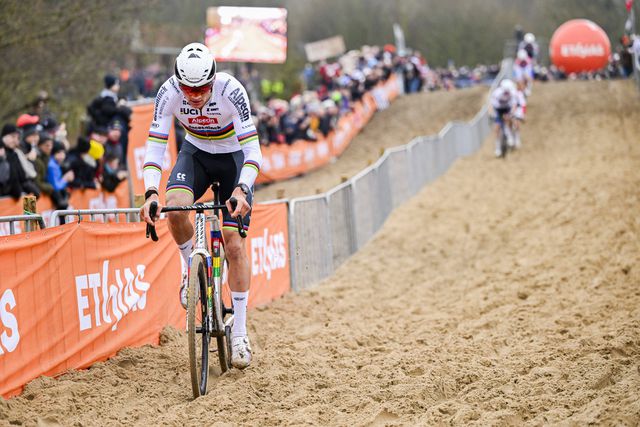 Mathieu van der Poel venceu a sexta etapa da Taça do Mundo em Koksijde