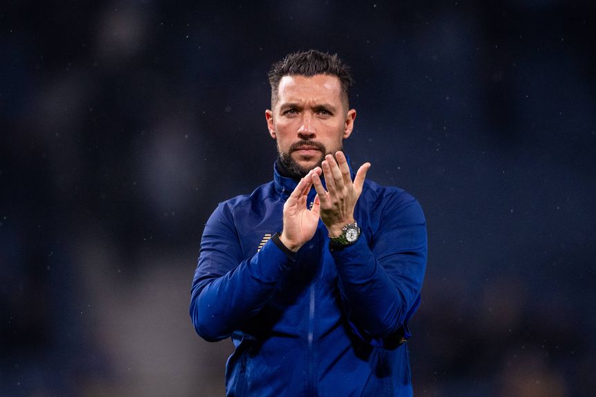 Francesco Farioli, treinador do FC Porto, a agradecer o apoio dos adeptos no Dragão