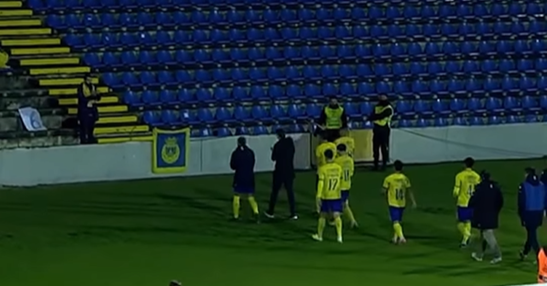 Jogadores e staff do Arouca foram cumprimentar o único adepto dos lobos nos Açores.