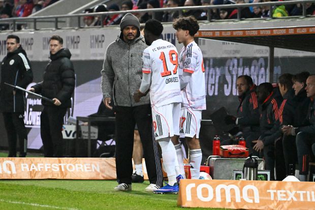 Kompany a dar indicações a Alphonso Davies e David Daiber