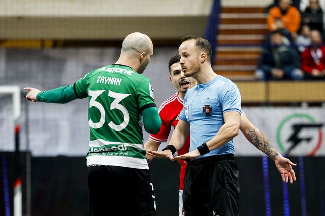 Taynan pede «desculpa aos sportinguistas» pela atitude no dérbi com o Benfica