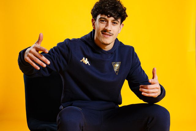 Mercado (oficial): Jovic oficializado pelo Estoril com 'homenagem' a Mbappé 