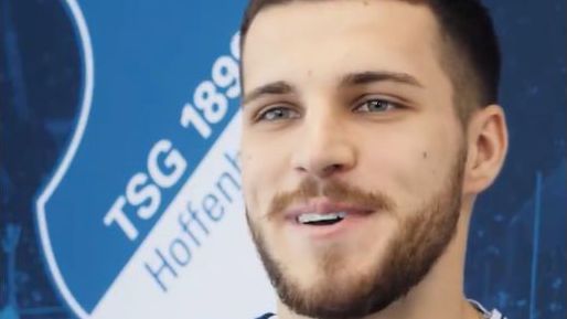 Jurásek apresenta-se no Hoffenheim: «Sou um lateral que ataca muito»