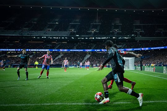 Frimpong chutou ramos de flores com muita história e pediu desculpa ao Atlético Madrid