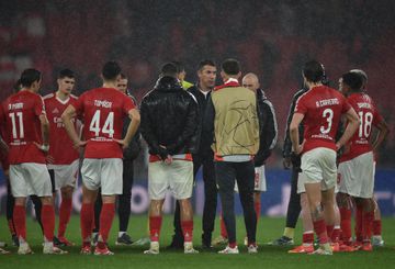 Benfica: Lage explica o que disse na roda depois de derrota «amarga» com o Barcelona