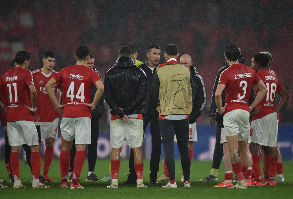 Bruno Lage com os jogadores do Benfica (Miguel Nunes)