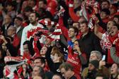 Adeptos encheram bancadas da Luz no Benfica-Barcelona