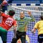 António Areia remata perante Fabian Norsten no jogo entre Portugal e Suécia, no Mundial de andebol