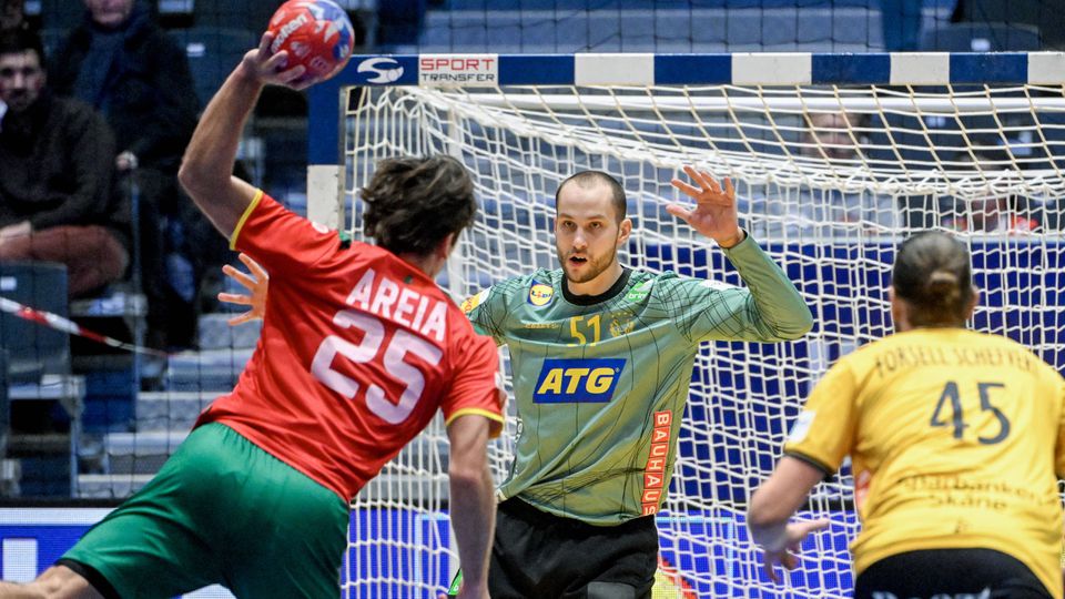 António Areia remata perante Fabian Norsten no jogo entre Portugal e Suécia, no Mundial de andebol