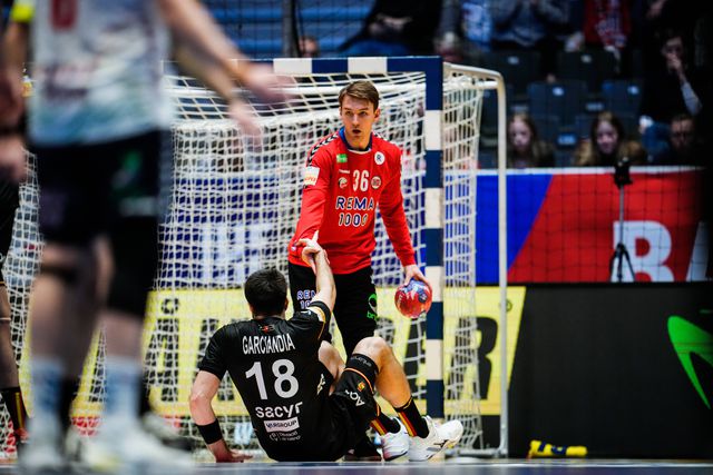 Andre Kristensen, guarda-redes da Noruega, ajuda Garcianda a levantar-se no jogo contra a Espanha