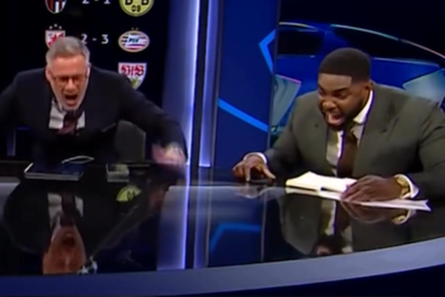 Carragher e Micah Richards reagem de forma eufórica ao golo de Raphinha contra o Benfica