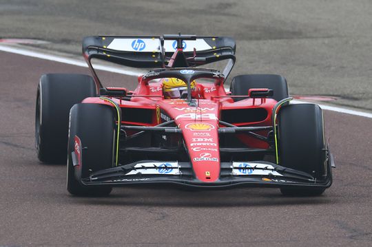 Começou a era Hamilton na Ferrari: tudo sobre a estreia em pista