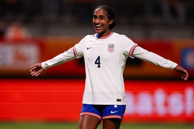 Naomi Girma com a camisola dos EUA