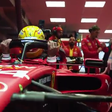 Aí está Lewis Hamilton dentro de um Ferrari!