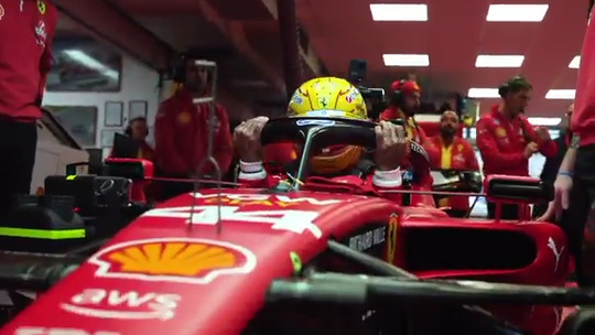 Aí está Lewis Hamilton dentro de um Ferrari!