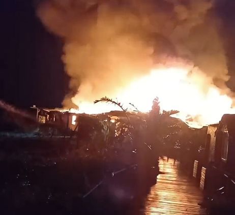 Dominado incêndio em restaurante de praia da Costa da Caparica