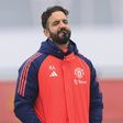Ruben Amorim com o apito na boca durante um treino do Manchester United