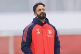 Ruben Amorim com o apito na boca durante um treino do Manchester United