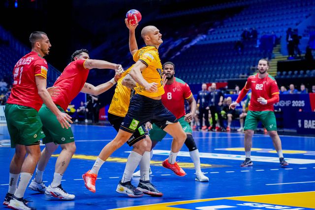 Lukas Sandel remata aos seis metros perante a oposição de Salvador Salvador, no Mundial de andebol