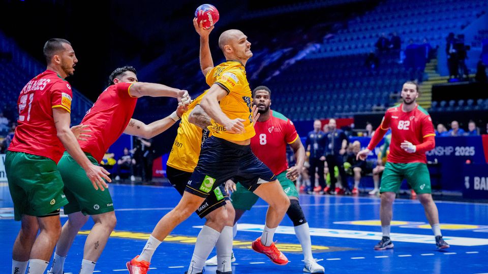 Lukas Sandel remata aos seis metros perante a oposição de Salvador Salvador, no Mundial de andebol