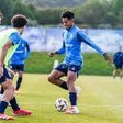 Imagem de mais uma sessão de trabalho do FC Porto no Olival, aqui com Galeno a ter posse de bola perante o olhar atento de dois companheiros de equipa