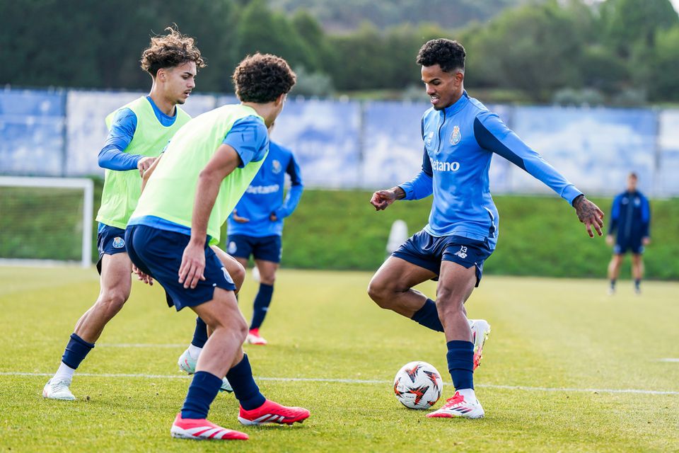 Imagem de mais uma sessão de trabalho do FC Porto no Olival, aqui com Galeno a ter posse de bola perante o olhar atento de dois companheiros de equipa