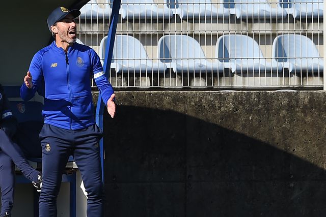 José Tavares gesticula para dentro do relvado