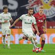 Debast controla a bola frente ao RB Leipzig
