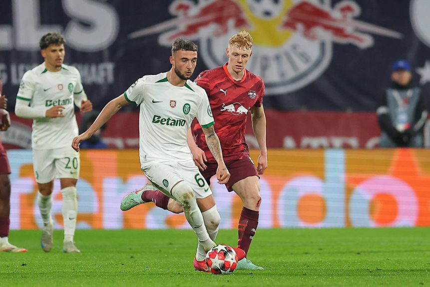 Debast controla a bola frente ao RB Leipzig