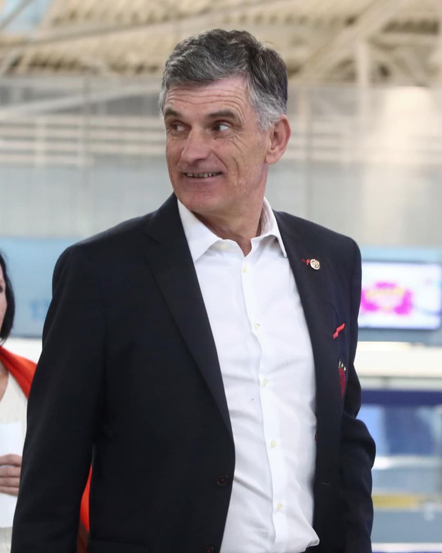 José Luis Mendilibar, treinador do Olympiakos, na partida para o Porto