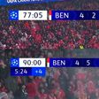 Marcador aos 78' assinala Benfica-Barcelona, 4-2, enquanto aos 90+6' assinal 4-5