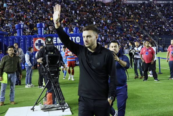 Martín Anselmi cumprimenta os fãs do Cruz Azul