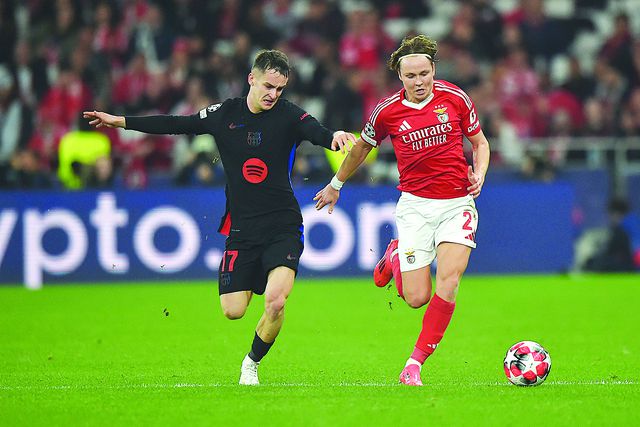 Schjelderup escapa a Casadó num ataque do Benfica no jogo contra o Barcelona