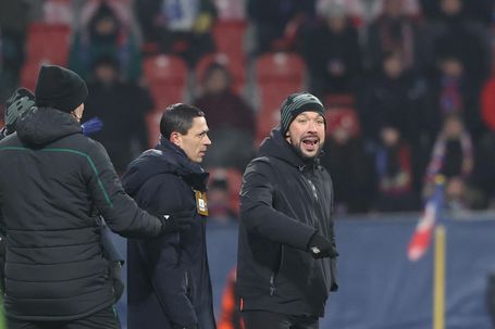Francesco Farioli no encontro do FC Porto na Chéquia (Foto: Catarina Morais/Kapta +)