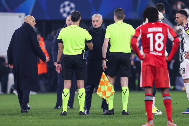José Mourinho a cumprimentar o árbitro neerlandês após a derrota em Turim 
(foto IMAGO)