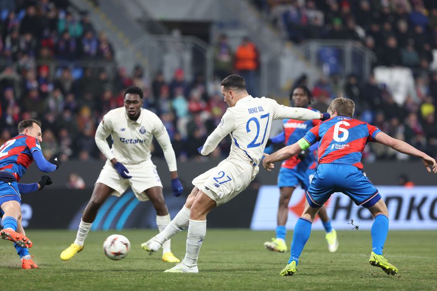 O remate de Deniz Gul que empatou a partida (Foto Catarina Morais/Kapta+)