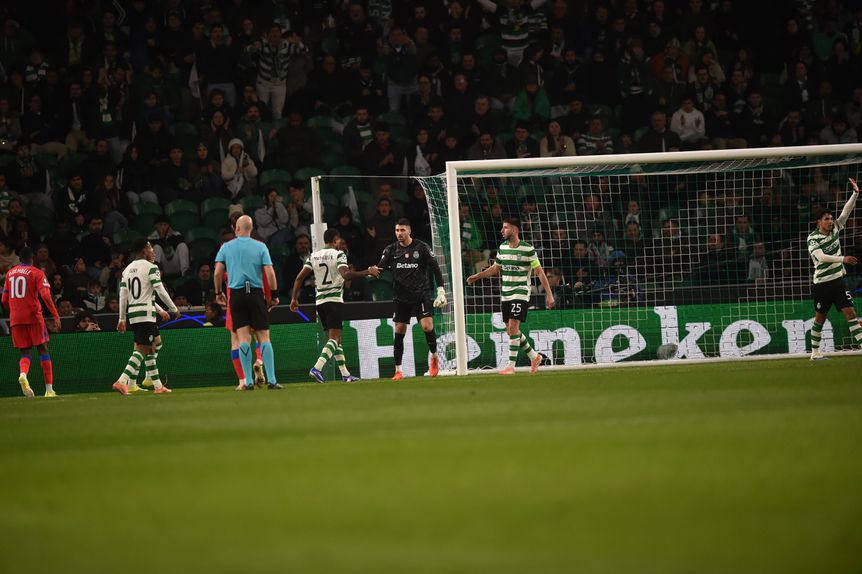 Rui Silva vestiu de preto na receção ao PSG - Foto: Miguel Nunes