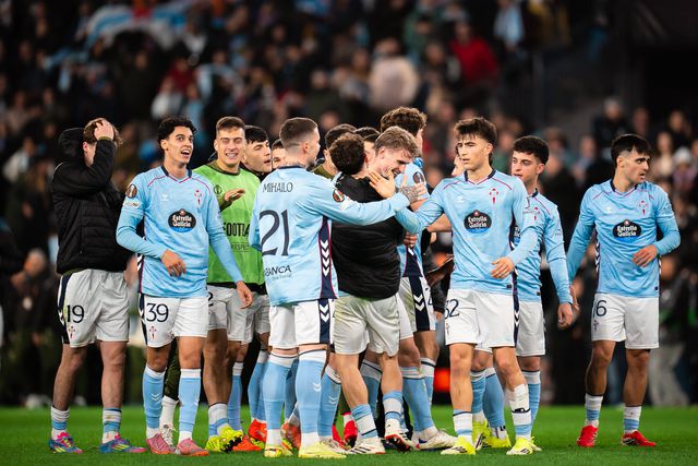 Jogadores do Celta de Vigo a festejarem o apuramento para o play-off
