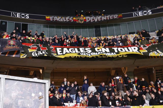 Setor visitante no estádio do Nice com adeptos do Go Ahead Eagles