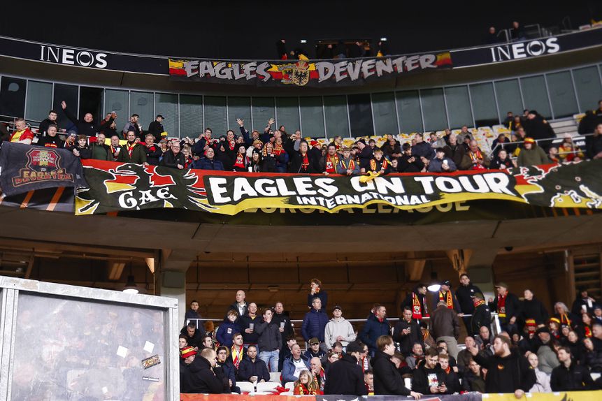 Setor visitante no estádio do Nice com adeptos do Go Ahead Eagles