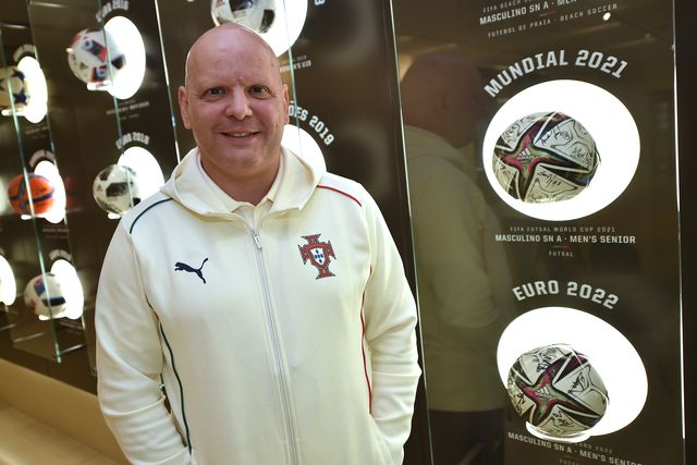 Jorge Braz junto às bolas alusivas ao Euro 2022 e Mundial 2021-Miguel Nunes