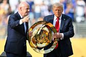 Infantino e Trump a entregarem o troféu do Mundial de Clubes ao Chelsea