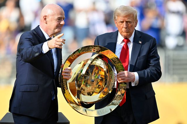 Infantino e Trump a entregarem o troféu do Mundial de Clubes ao Chelsea